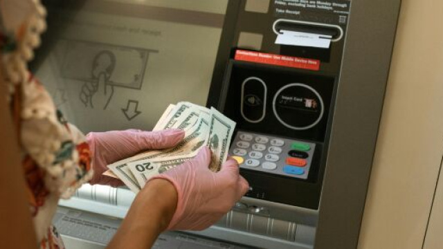 Prelievo ad un bancomat - © Foto Pexels