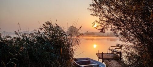 Panorama lago con barchetta e panchina © Pixabay.