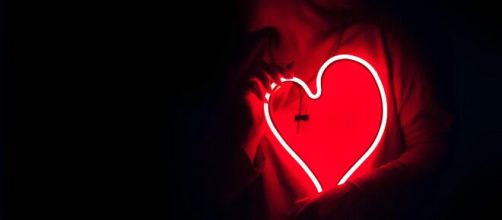 Neon a forma di cuore rosso-© Pexels