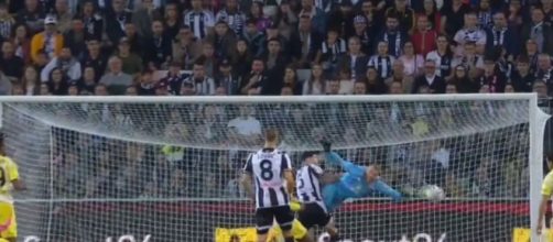 Contatto fra Di Gregorio e Payero in Udinese-Juventus 0 a 2. Foto © Dazn