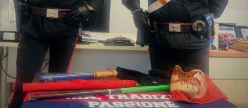 Le armi sequestrate dai Carabinieri ai tifosi del Crotone - © Carabinieri