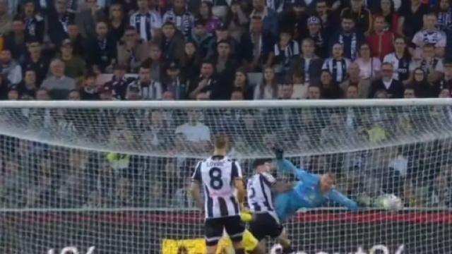 Contatto fra Di Gregorio e Payero in Udinese-Juventus 0 a 2. Foto &copy; Dazn