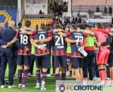 L'abbraccio del Crotone al termine della gara di Cerignola - © Facebook / FcCrotone