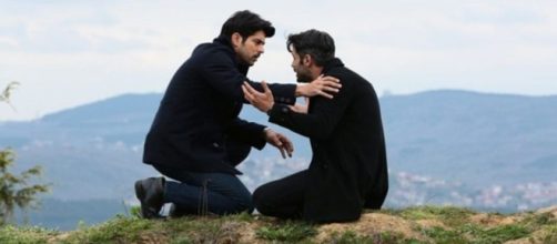 Burak Özçivit (Kemal) e Rüzgar Aksoy (Tarik) in una scena. Screenshot © Endless Love