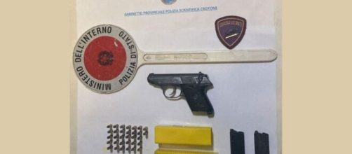 Crotone, armi e droga sequestrati nel centro storico - © Polizia di Stato