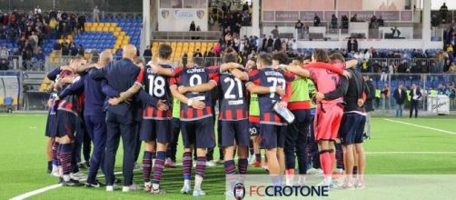 L'abbraccio del Crotone al termine della gara di Cerignola - © Facebook / FcCrotone