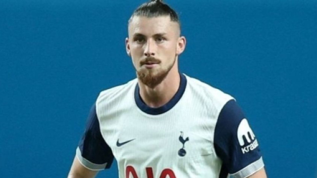 Radu Dragusin con la maglia del Tottenham &copy; Instagram