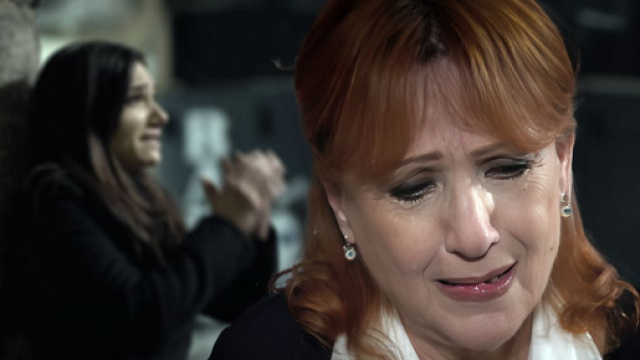 Sullo sfondo Rosa Picariello (Daniela Ioia), in primo piano Giulia Poggi (Marina Tagliaferri) &copy; Un Posto al Sole Rai