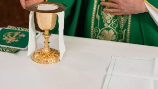 Un prete intento a celebrare la Messa &copy; Pexels
