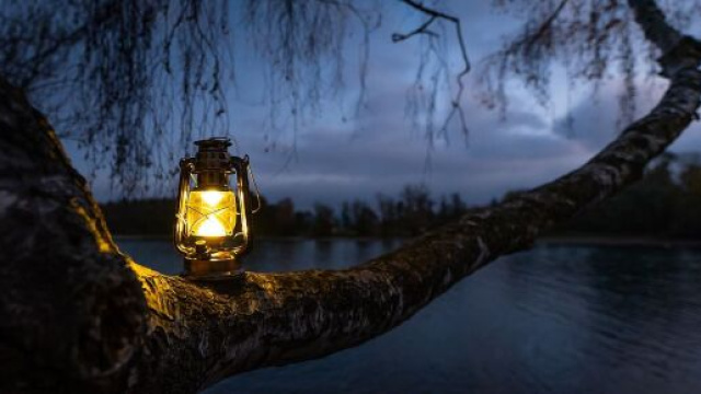 Una lanterna accesa nella notte (©pixabay.com)