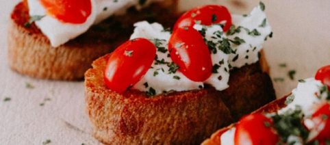 La bruschetta: un piatto sano e gustoso tipico della dieta mediterranea