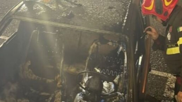 La Fiat 600, auto andata in fiamme a Le Castella - &copy; Vigili del Fuoco