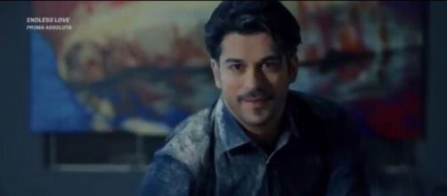 In foto Kemal di Endless Love (screenshot © Canale 5).