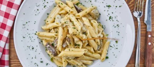 Un piatto di penne funghi e salsicce © Pexels.com