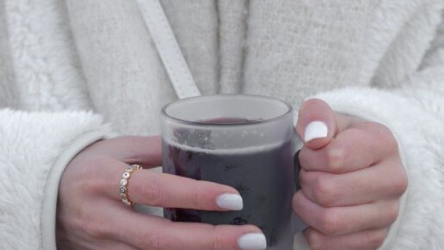 Mani di donna che reggono una tazza © Pixabay