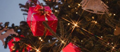 Albero di Natale con pacchi regalo © Pexels