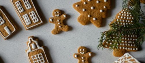 Biscotti a forma di figure natalizie- © Pexels.