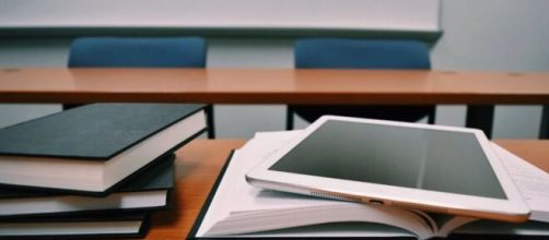 Libri e quaderni in un'aula scolastica - © Foto Pexels