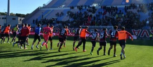 La squadra del Crotone sotto la Curva Sud - © Facebook / FcCrotone