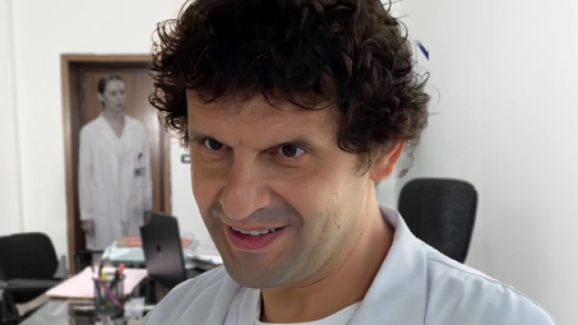 Sullo sfondo, Enrica Sanseverino (Giulia Sanna) in primo piano Daniele Fusco (Marco Mario De Notaris) &copy; Un Posto al Sole Rai.png