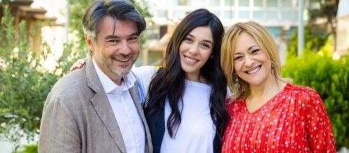 Michele (Alberto Rossi), Rossella (Giorgia Gianetiempo) e Silvia (Luisa Amatucci) In Un Posto Al Sole - Foto © Rai.