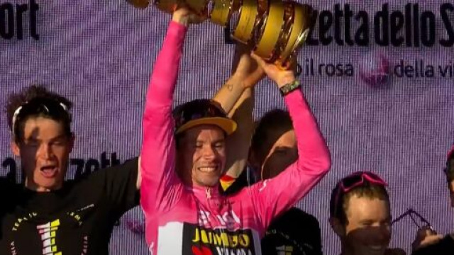 Primoz Roglic sul podio del Giro d'Italia 2023 &copy; Youtube GCN.