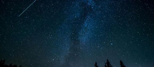 Cielo notturno con stella cadente © Pexels