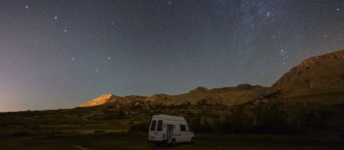 Un camper sotto le stelle - © pixabay.com