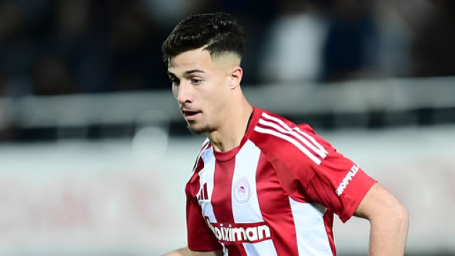 Charalampos Kostoulas con la maglia dell'Olympiakos © profilo Instagram c.kostoulas