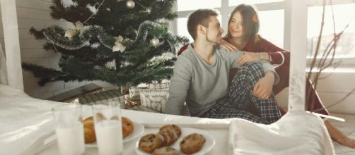 Coppia di innamorati a Natale-© Pexels