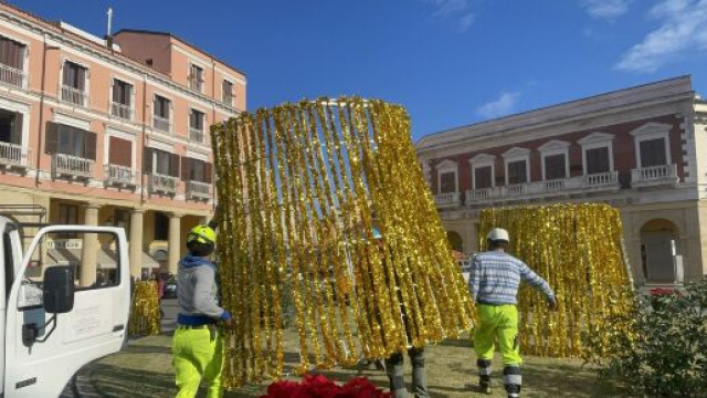 L'albero di Natale: operazioni di installazione in Piazza Pitagora. &copy; Danilo Ruberto