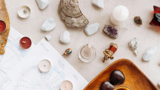 Tema natale con candele e pietre-© Pexels
