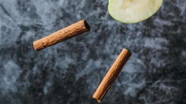 Una mela e un bicchiere di rum - © Foto Pexels