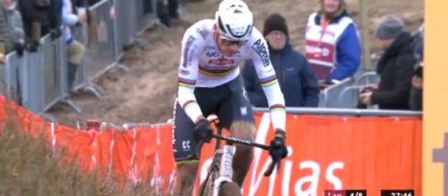 Mathieu Van der Poel nella gara di Zonhoven - © Screenshot Eurosport