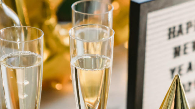 Calici di spumante durante i festeggiamenti di Capodanno &copy; Pexels.com