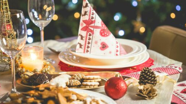 Una tavola imbandita per Natale &copy; Pexels.com