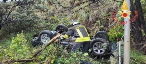 Auto ribaltata a Catanzaro - © Vigili del Fuoco.