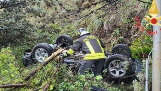 Auto ribaltata a Catanzaro - &copy; Vigili del Fuoco.