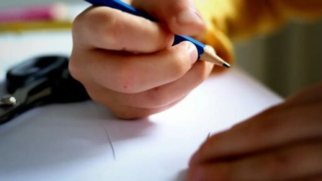 Bambino che impara a scrivere - © Pixabay.