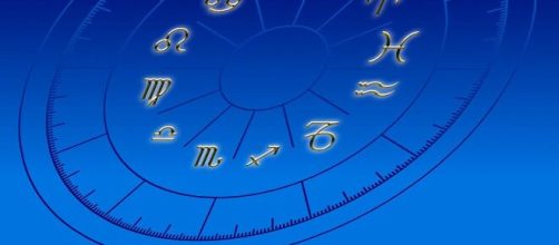 Quadrante oroscopo con segni zodiacali su sfondo blu © Pixabay.