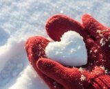 Mani che tengono un cuore di neve © Pixabay.