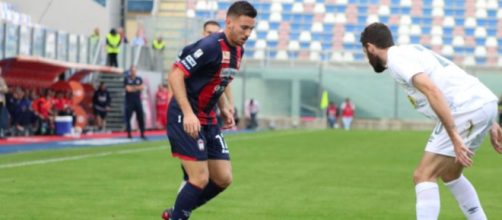 Giovanni Bruzzaniti con la maglia del Crotone - © Facebook / FcCrotone