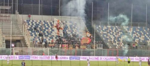 I tifosi del Messina durante la gara di Crotone - © Francesco Trabassi