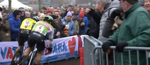 La caduta di Wout van Aert a Loenhout - © Screenshot Eurosport