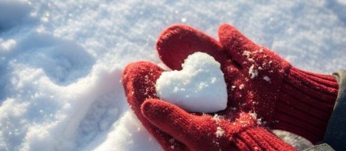 Mani che tengono un cuore di neve © Pixabay.