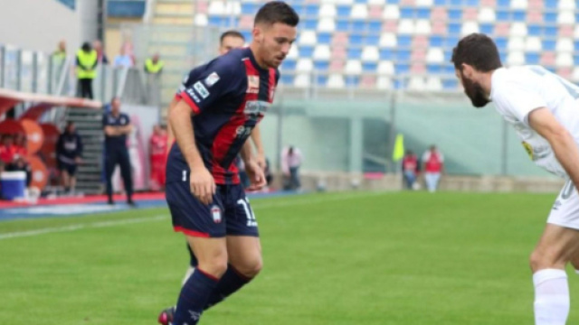 Giovanni Bruzzaniti con la maglia del Crotone - © Facebook / FcCrotone