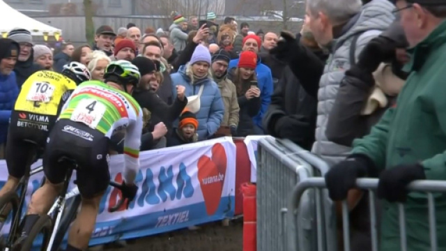La caduta di Wout van Aert a Loenhout - &copy; Screenshot Eurosport
