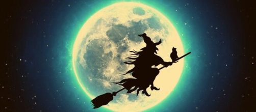 Befana, un volo nel cielo in una notte stellata © Pixabay