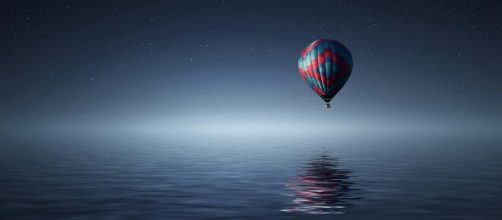 Molgolfiera sul mare di notte- © Pexels