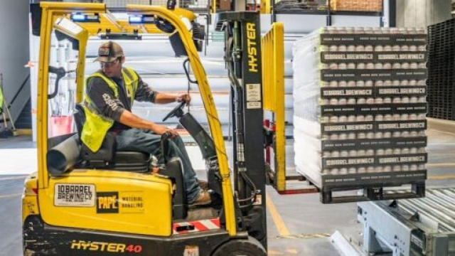 Attività di scarico merci in un magazzino - Foto © Pexels